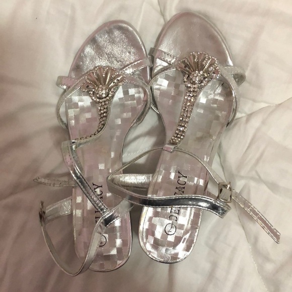 Silver heels - Picture 1 of 2